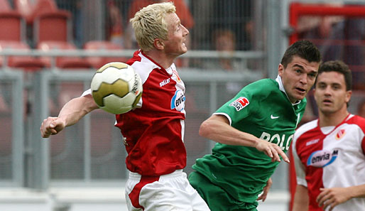 Cottbus - Wolfsburg 2:0: Den Ball beim Kopfballduell aus dem Blickfeld verloren - Mariusz Kukielka (l.) und Jan Simunek