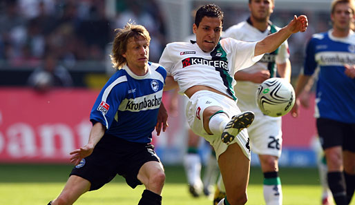 Gladbach - Bielefeld 1:1: Karim Matmour (r.) behauptet den Ball gegen Bielefelds Rüdiger Kauf