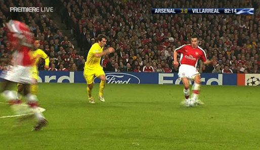 Der Gunners zweiter Streich: Robin van Persie passt mit links auf Emmanuel Adebayor, der in Position läuft