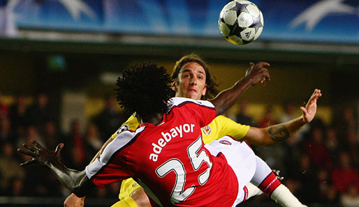 Mit einem tollen Fallrückzieher glich Adebayor für Arsenal zum 1:1 in Villarreal aus