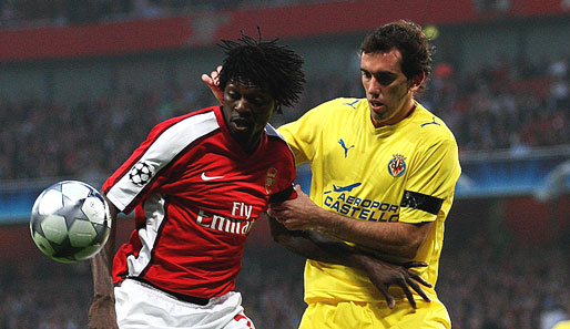 Arsenals Emmanuel Adebayor deckt den Ball gegen Villarreals Diego Godin ab