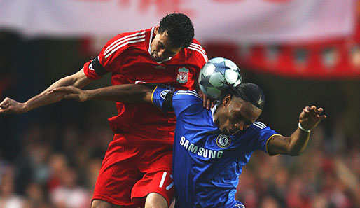 FC Chelsea - FC Liverpool 4:4 (Hinspiel: 3:1); Packender Luftzweikampf zwischen Alvaro Arbeloa und Didier Drogba