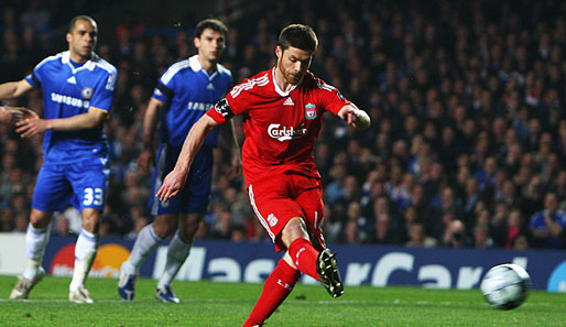 Nach einem Foul von Chelseas Branislav Ivanovic an Liverpools Xabi Alonso verwandelt der Gefoulte den Elfmeter zum 2:0