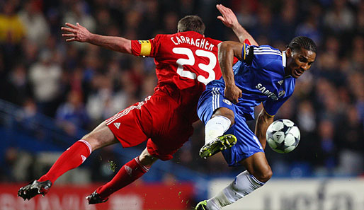 Liverpools Jamie Carragher und Chelseas Florent Malouda mit einer Flugeinlage