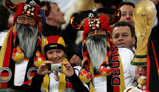 Die deutschen Fans finden's jedenfalls ganz spannend und zeigen ihre Erwartungen an die DFB-Elf: 2010 ...
