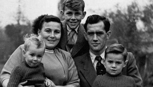 Die Familie Stevens: Huub auf dem Schoß seiner Mutter. In der Mitte Bruder Nico, rechts sitzt Bruder Jan