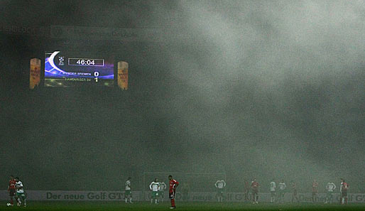 Die im HSV-Block gezündeten Feuerwerkskörper sorgten für dichte Rauchschwaden im Weser-Stadion