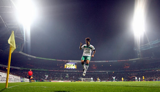 Werder Bremen - Udinese Calcio 3:1: Nach seinem ersten Treffer machte sich Diego auf zur Eckfahne...