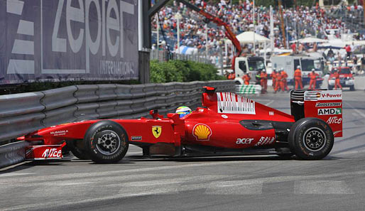 Wo bitte geht es hier auf die Strecke? Felipe Massa knutschte in Monaco mit seinem Ferrari die Leitplanke