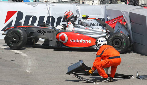 Die Streckenposten waren sofort zur Stelle, um die Trümmerteile des McLaren-Mercedes zu beseitigen
