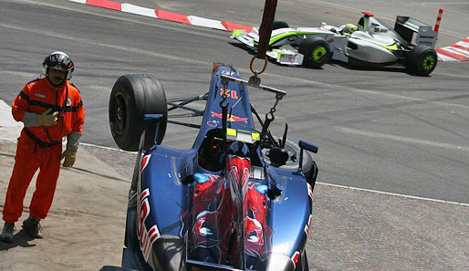 Während die Red-Bull-Autos am Haken hingen, drehte Jenson Button im Hintergrund souverän seine Runden