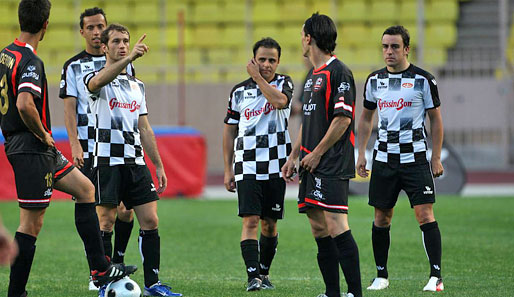 Das Monaco-Wochenende beginnt traditionell mit einem Fußballspiel der Piloten. Mit dabei: Trulli, Massa und Alonso (v.l.)
