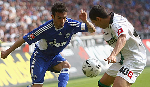 Schalkes Sanchez (links) und Gladbachs Matmour streiten sich um den Ball