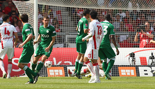 Nach Gomez' zweiter Bude schlug Wolfsburg in Form von Dzeko (3.v.l.) zurück. VfB-Keeper Lehmann half mit