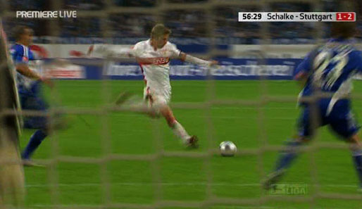 Die 57. Minute auf Schalke: Cacau bedient Hitzlsperger, der holt zum Schuss aus