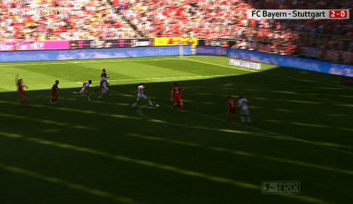 63. Minute in München: Elson spielt den Ball von links auf Mario Gomez, der ihn 25 Meter vor dem Tor annimmt und in den 16er geht