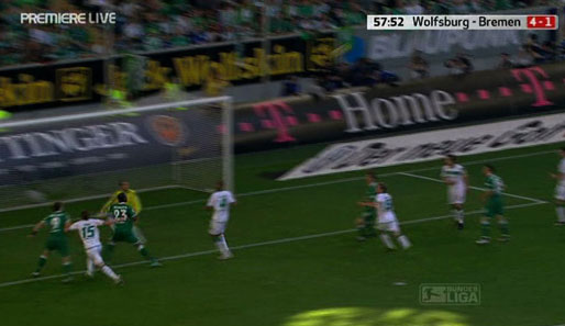 56. Minute in Wolfsburg: Misimovic flankt von rechts. Naldo pennt, Prödl fällt einfach mal hin...