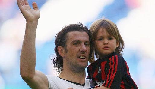 Nach dem Spiel verabschiedete sich Kapitän Mladen Krstajic mit seiner Tochter von den Schalker Fans
