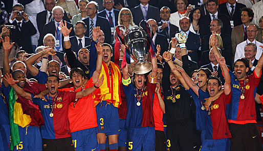 Und da ist das Ding! Kapitän Carles Puyol stemmt den Ohren-Pokal in den Himmel von Rom