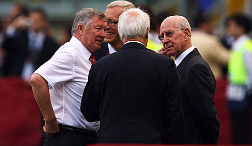 ManUtd-Coach Sir Alex Ferguson (li.) im Gespräch mit Legende Sir Bobby Charlton (re.)