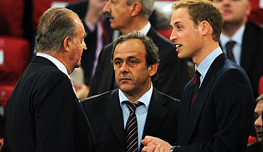 Spaniens König Juan Carlos im Smalltalk mit FIFA-Präsident Michel Platini und Englands Prinz William