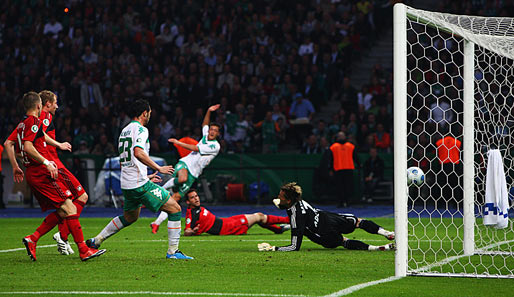 Da ist der Bremer Knoten geplatzt: Mesut Özil trifft zum 1:0 für Werder, Adler ohne Chance