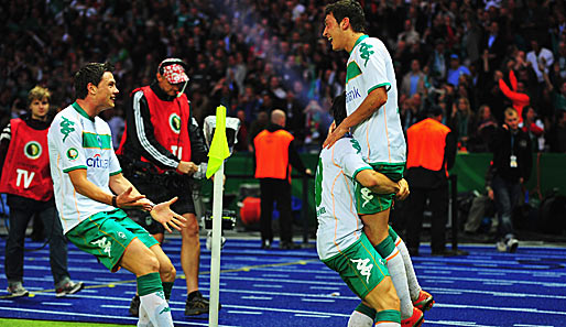 Riesenjubel bei den Bremern nach dem 1:0: Diego stemmt Torschütze Özil in die Höhe