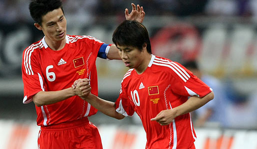 Zuvor traf jedoch China zur 1:0-Führung: Torschütze Hao Junmin (re.) jubelt mit Cao Yang