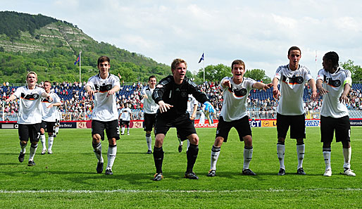 Ooooooohhhhh-heeeyyyy! Die DFB-Bubis feiern den Dreier gegen England mit den Fans im Ernst-Abbe-Sportfeld Jena