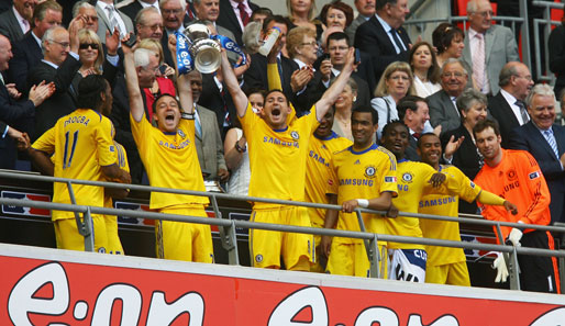 Kapitän Terry und Matchwinner Lampard stemmen den Pokal in die Höhe. Ein versöhnliches Ende einer durchwachsenen Saison für...