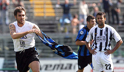 Früher sorgze Vieri (l.) bei Atalanta Bergamo für Tore, heute zusammen mit Paolo Maldini für Kondome