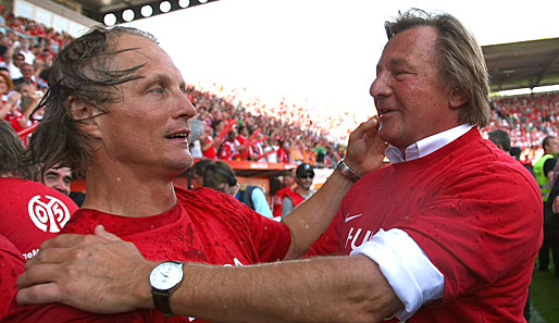Offensichtlich wurde der Coach auch in Mainz geduscht. Jörn Andersen feiert mit FSV-Präsident Harald Strutz den direkten Aufstieg in die Bundesliga