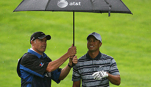 Raindrops are falling on my head...Tiger Woods musste an Tag eins öfters Schutz unter dem Regenschirm suchen