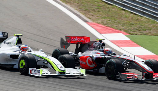 Während das Rennen für die Spitze damit gelaufen ist, wird es im Hinterfeld eng. Hier kommen sich Rubens Barrichello und Heikki Kovalainen nahe