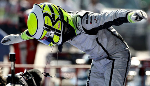 Deutlich vergnügter: Jenson Button. Der Brawn-Pilot feiert seinen sechsten Sieg im siebten Saisonrennen