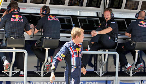 Sebastian Vettel im lockeren Plausch mit den Teamkollegen. Sein Red Bull funktionierte ebenfalls wieder gut