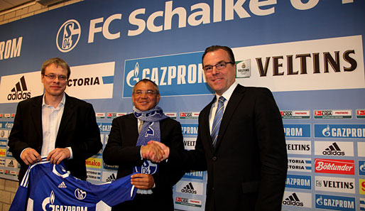 Der Meistertrainer wird vorgestellt: Felix Magaths (M.) erster Auftritt auf Schalke