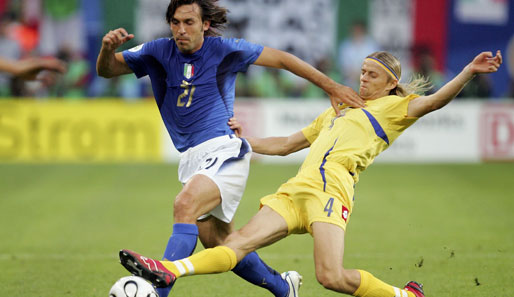 26 Mal stand Tymoschtschuk für die ukrainische Nationalmannschaft auf dem Platz. Hier grätscht er Italiens Superstar Andrea Pirlo bei der WM 2006 ab