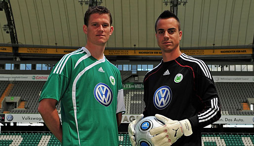 Alexander Madlung (l.) und Diego Benaglio präsentieren das neue Trikot des VfL Wolfsburg