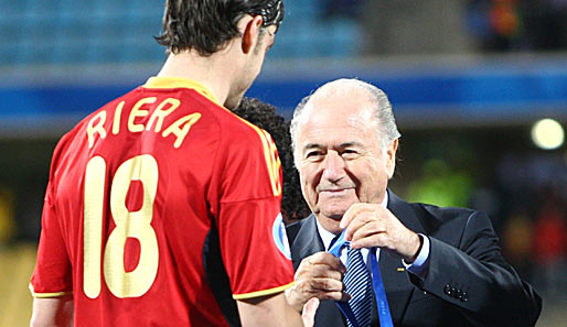 Dafür gab's von FIFA-Präsident Sepp Blatter die Bronzemedaille für Riera und Co.