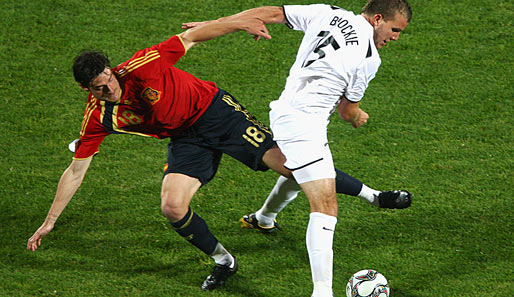 Die Spanier nahmen das Spiel nicht auf die leichte Schulter: Albert Riera attackiert Jeremy Brockie