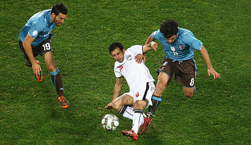 Ägypten - Italien 1:0: Sayed Mowwad wird von Gianluca Zambrotta (l.) und Gennaro Gattuso (r.) in die Zange genommen