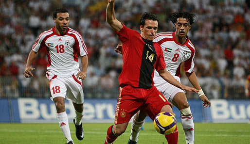 VAE - Deutschland 2:7: Piotr Trochowski behauptet den Ball gegen Mohamed Saeed Aleshehhi (r.) und Salem Masoud Rashed