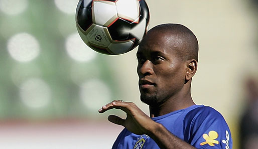 2006 folgte der Wechsel ins Heimatland nach Brasilien. Beim dortigen Klub FC Santos gewann Ze zwar die Meisterschaft, kam aber lediglich 13 Mal zum Einsatz