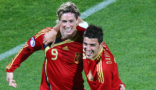 Zusammen mit seinem kongenialen Sturmpartner Fernando Torres (l.) feiert David Villa während des 5:0-Auftaktsiegs der Spanier beim Confederations Cup gegen Neuseeland