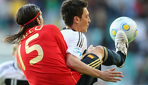 Mesut Özil wird von Spaniens Chico eng attackiert