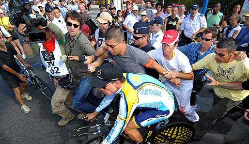 ...alle Augen auf Lance Armstrong gerichtet. Schon vor dem Start scharten sich die Journalisten um den Rekord-Toursieger