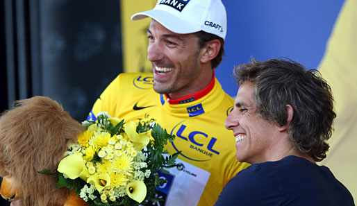 ...Blumen und das Tour-Maskottchen von keinem geringeren als Ehrengast Ben Stiller, der mit Cancellara um die Wette grinste