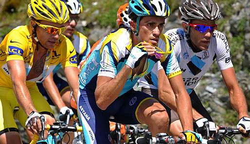Alberto Contador richtet sich noch einmal die Brille. Das Astana-Team musste heute Attacken von Cadel Evans (SIL) und Andy Schleck (SAX) abwehren