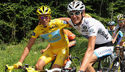 Das sah nicht immer so einträchtig aus. Aber beim Schaulaufen der letzten Etappe hatten sich Contador und Schleck (r.) gaaaanz lieb